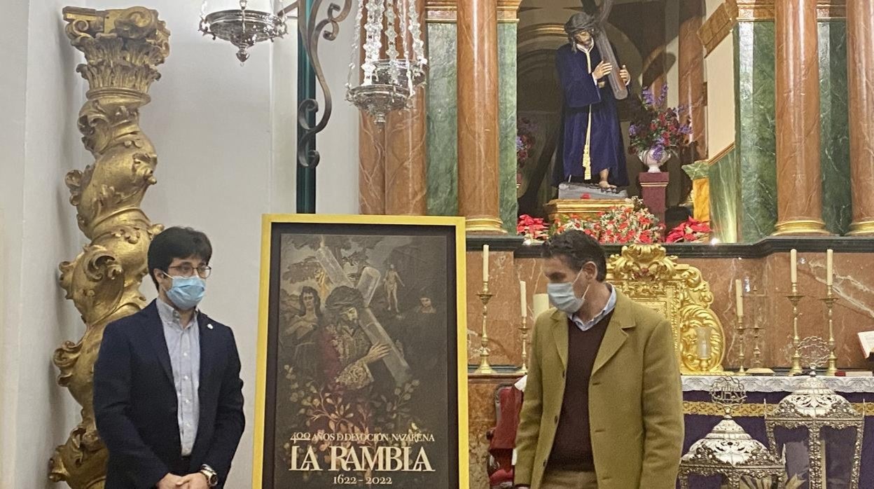 Jesús Zurita y Antonio Raúl Raigón, junto al cartel, con el Señor al fondo