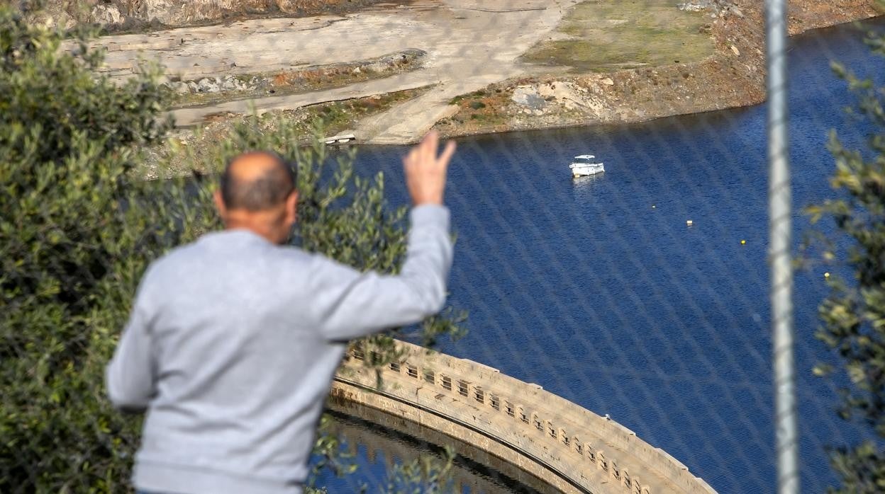 Un hombre contempla la antigua presa de la Breña