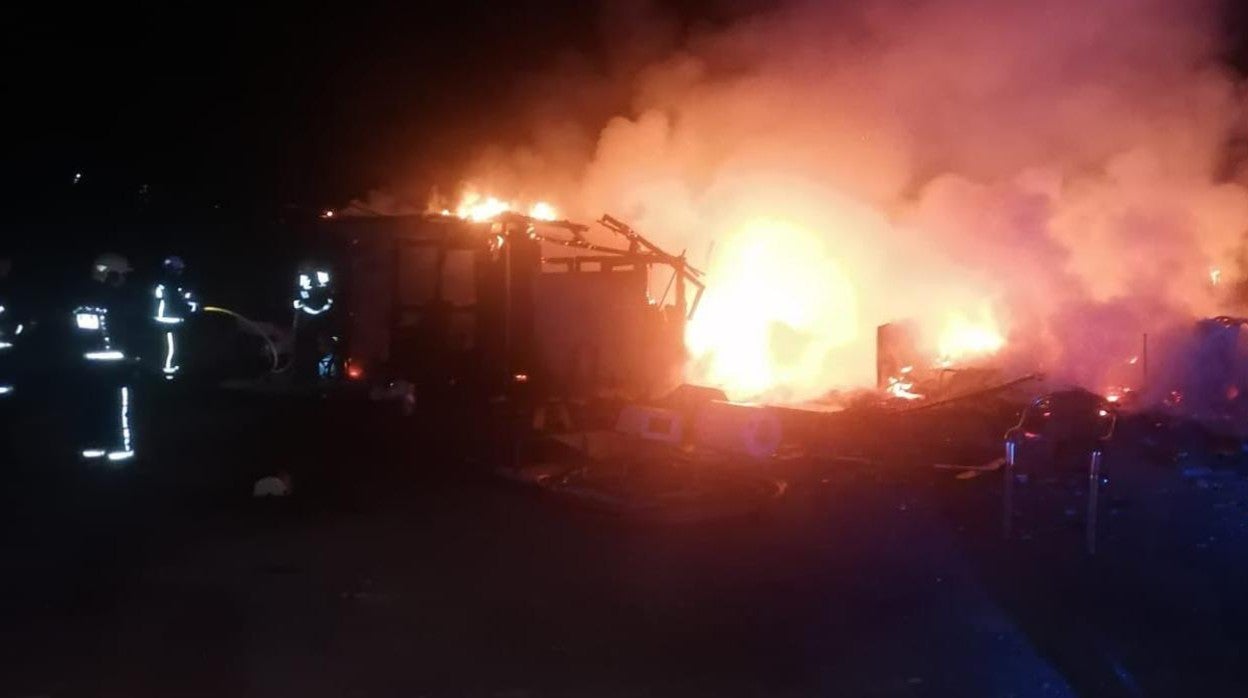 Los bomberos, la pasada noche, en el campamento