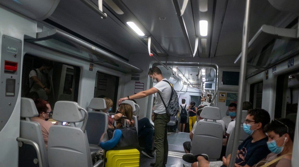 Pasajeros en el tren de Cercanías de Málaga a Fuengirola