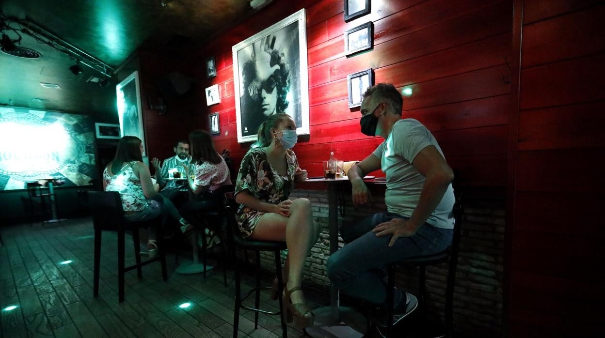 Clientes de un bar de copas de Córdoba