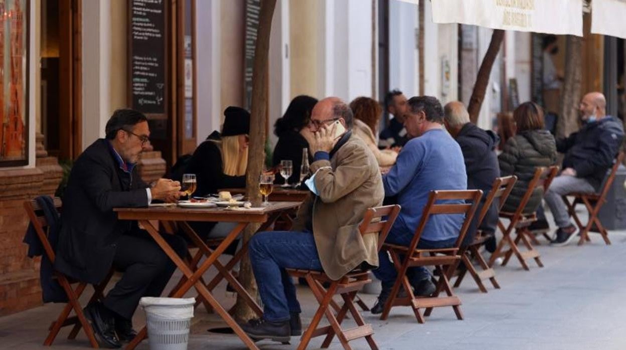 Clientes en la terraza de un bar en Sevilla