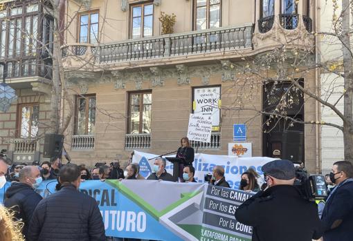 Imagen de la lectura del manifiesto frente a la Subdelegación del Gobierno en Granada