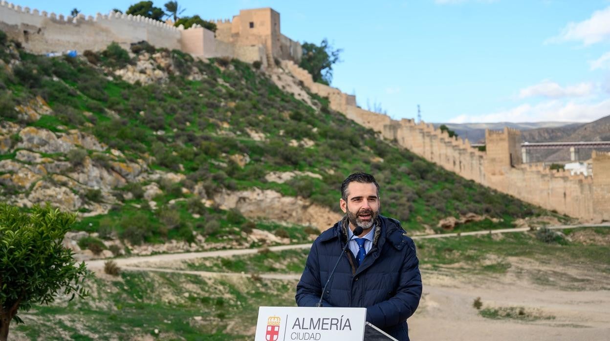 El alcalde de Almería, Ramón Fernández-Pacheco en La Hoya junto a la Alcazaba.