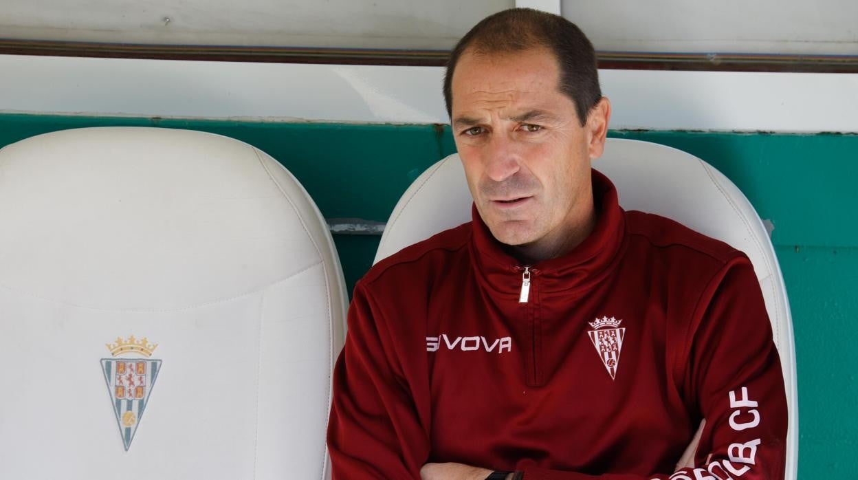 El entrenador del Córdoba B, Diego Caro, en el partido ante el Recreativo de Huelva