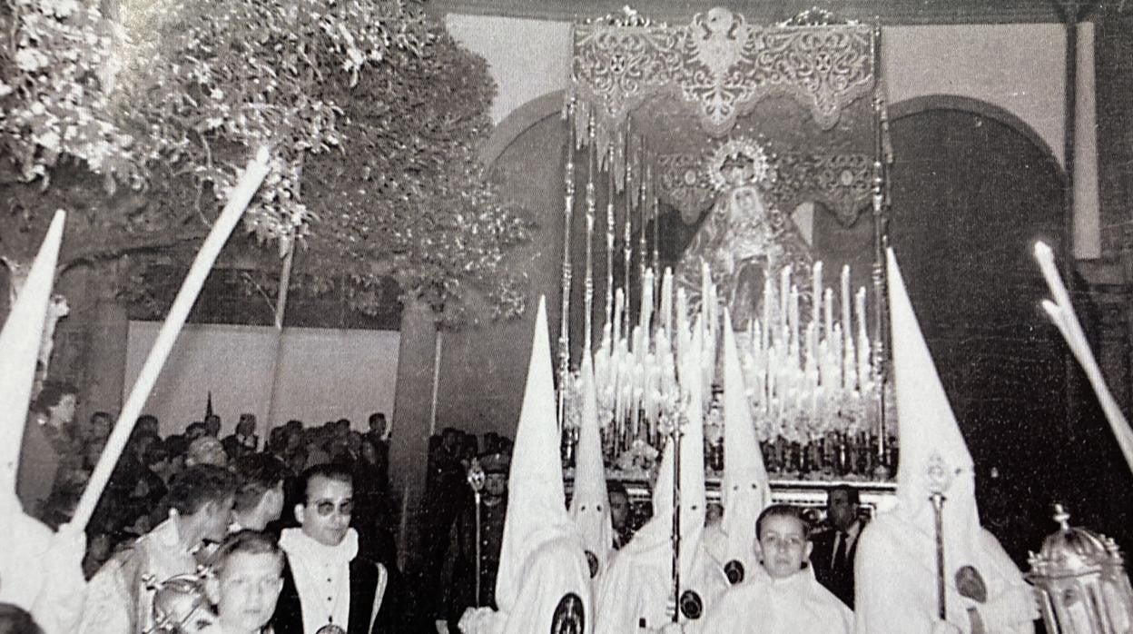 Nuestra Señora de las Lágrimas en su Desamparo, en el Patio de los Naranjos en la década de 1960