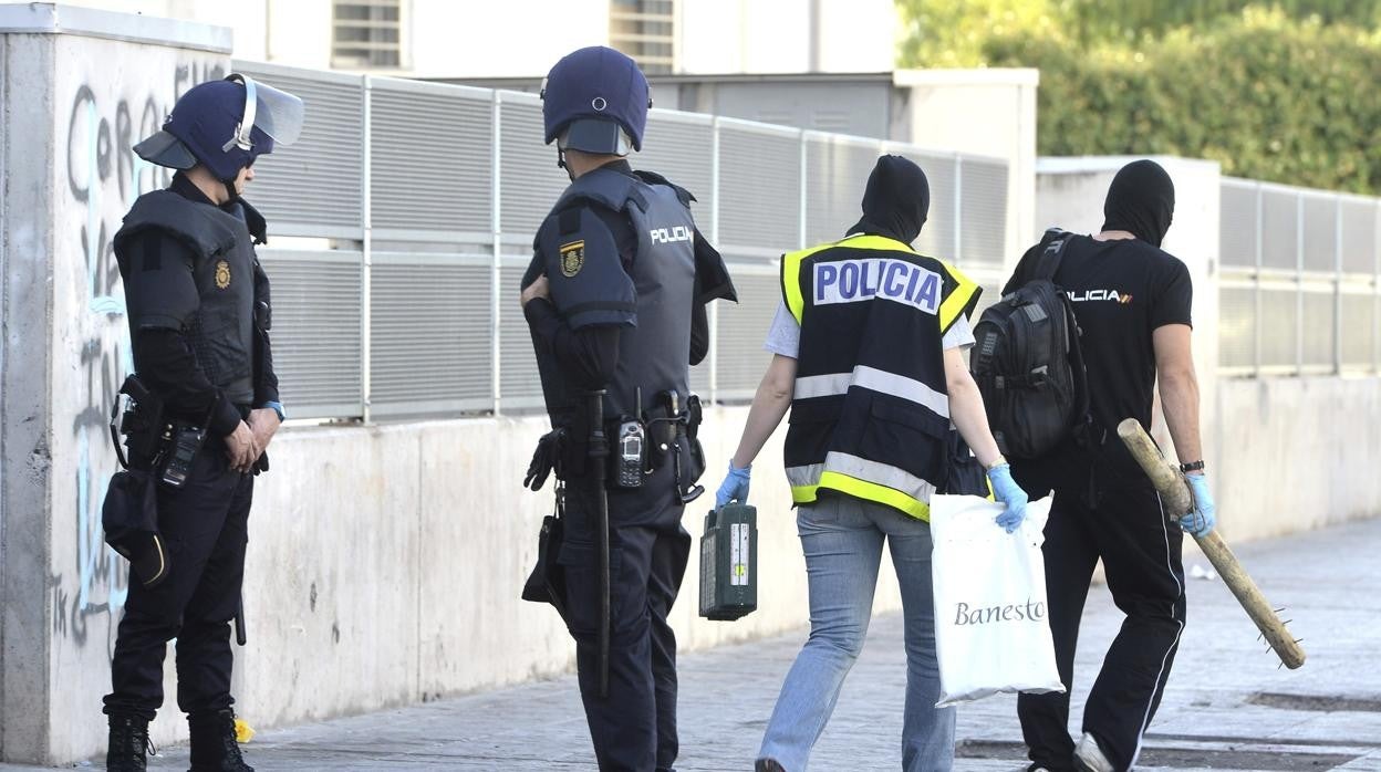 Agentes de la Policía Nacional en una operación antidroga en Córdoba