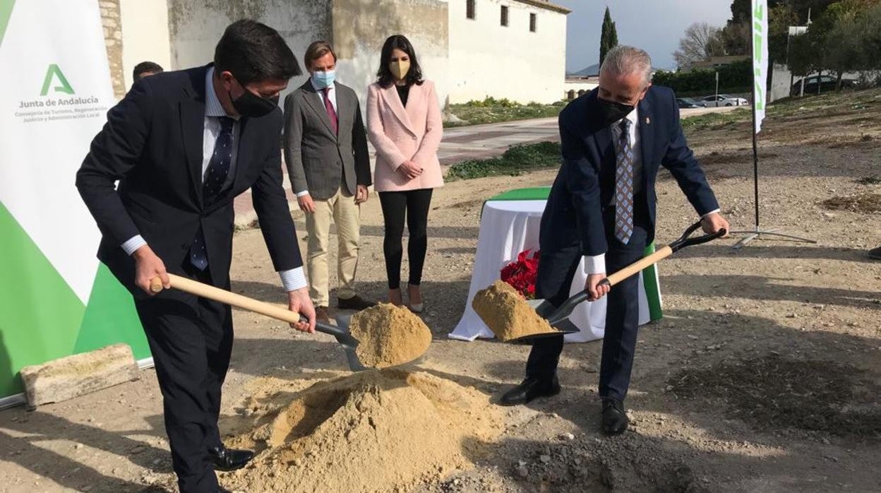 El vicepresidente de la Junta y el alcalde de Lucena colocan la primera piedra de la Ciudad de la Justicia