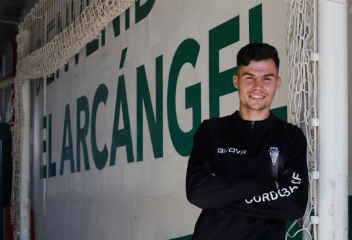 Luismi, en la entrada al estadio por las cocheras