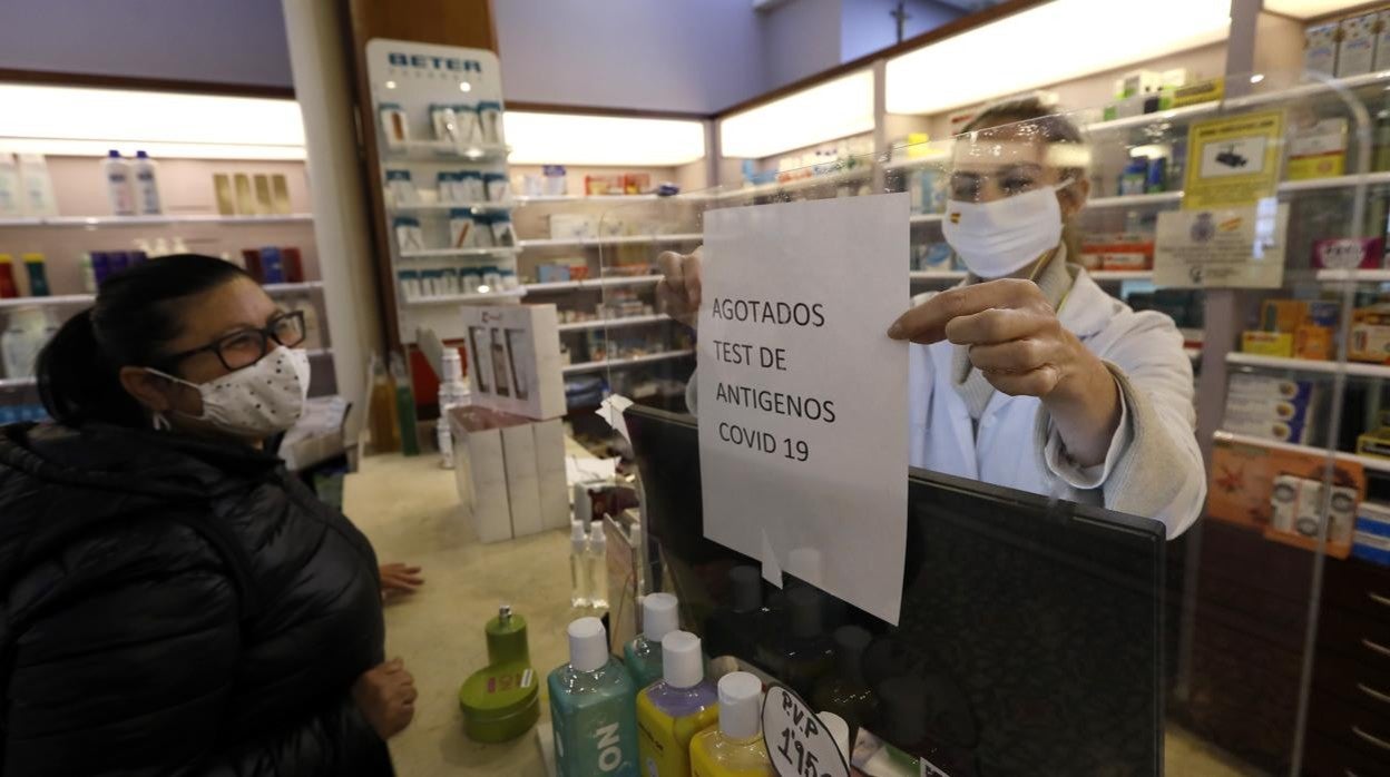 Cartel de que los tests están agotados en una farmacia de Córdoba