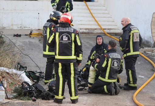 Los bomberos durante la intervención