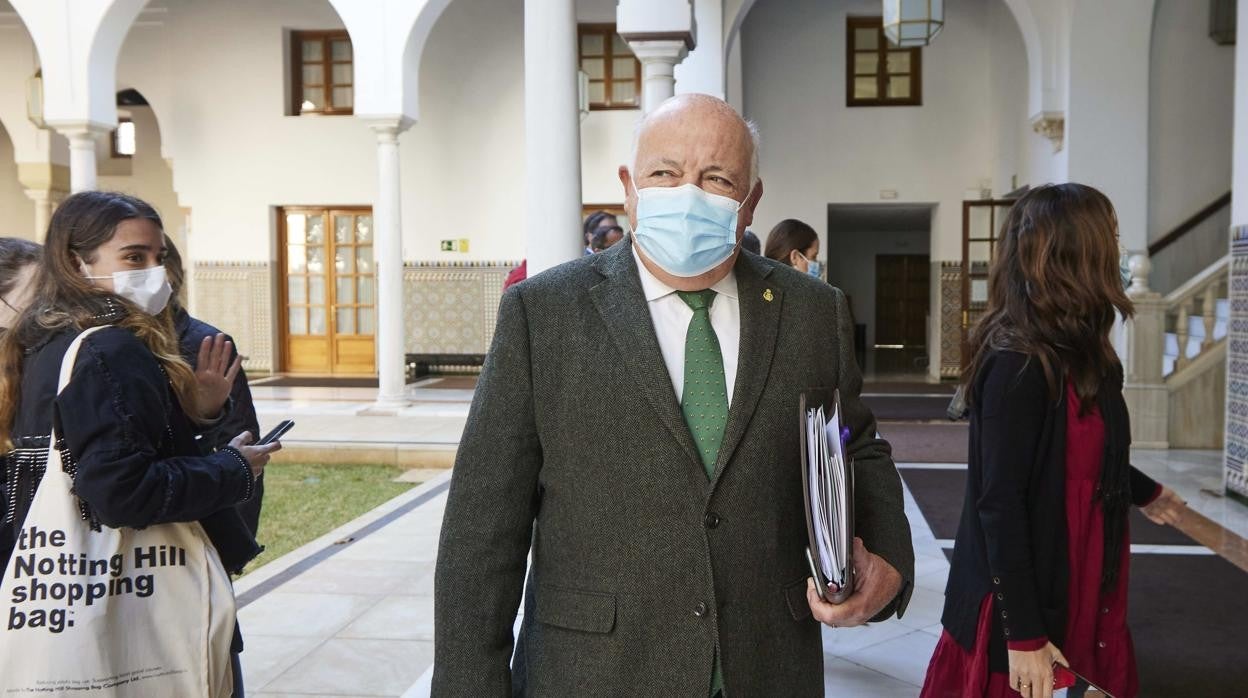 Jesús Aguirre, consejero de Salud y Familias, en el Parlamento andaluz