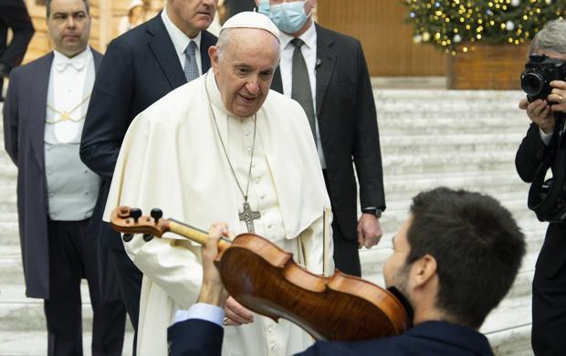 Paco Montalvo hace sonar su violín ante el Papa Francisco en el Vaticano