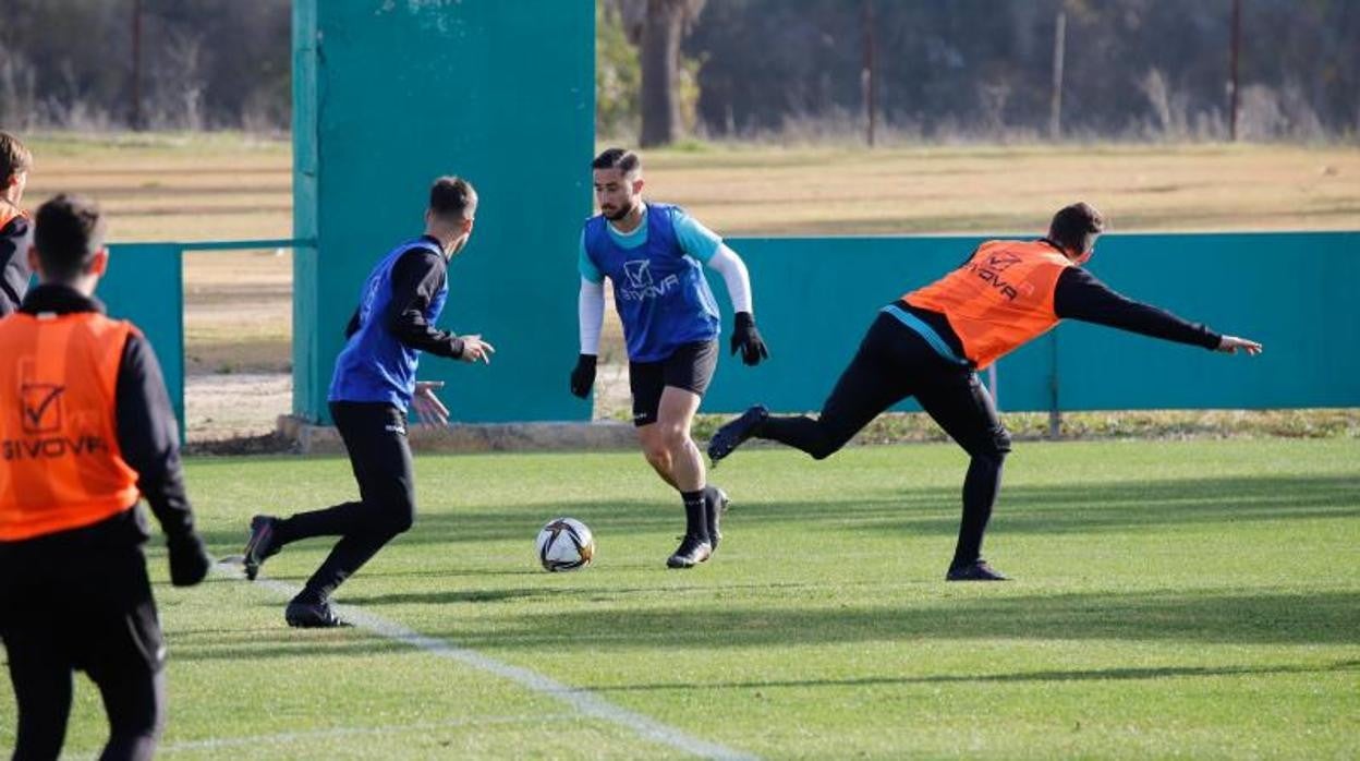 Omar Perdomo conduce el balón durante un entrenamiento