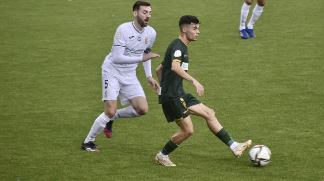 Luismi controla el balón ante Castro