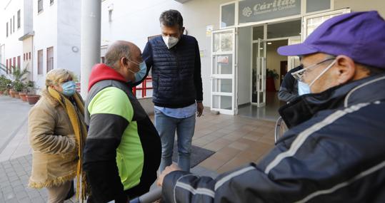 El director de la casa Madre del Redentor, con los residentes