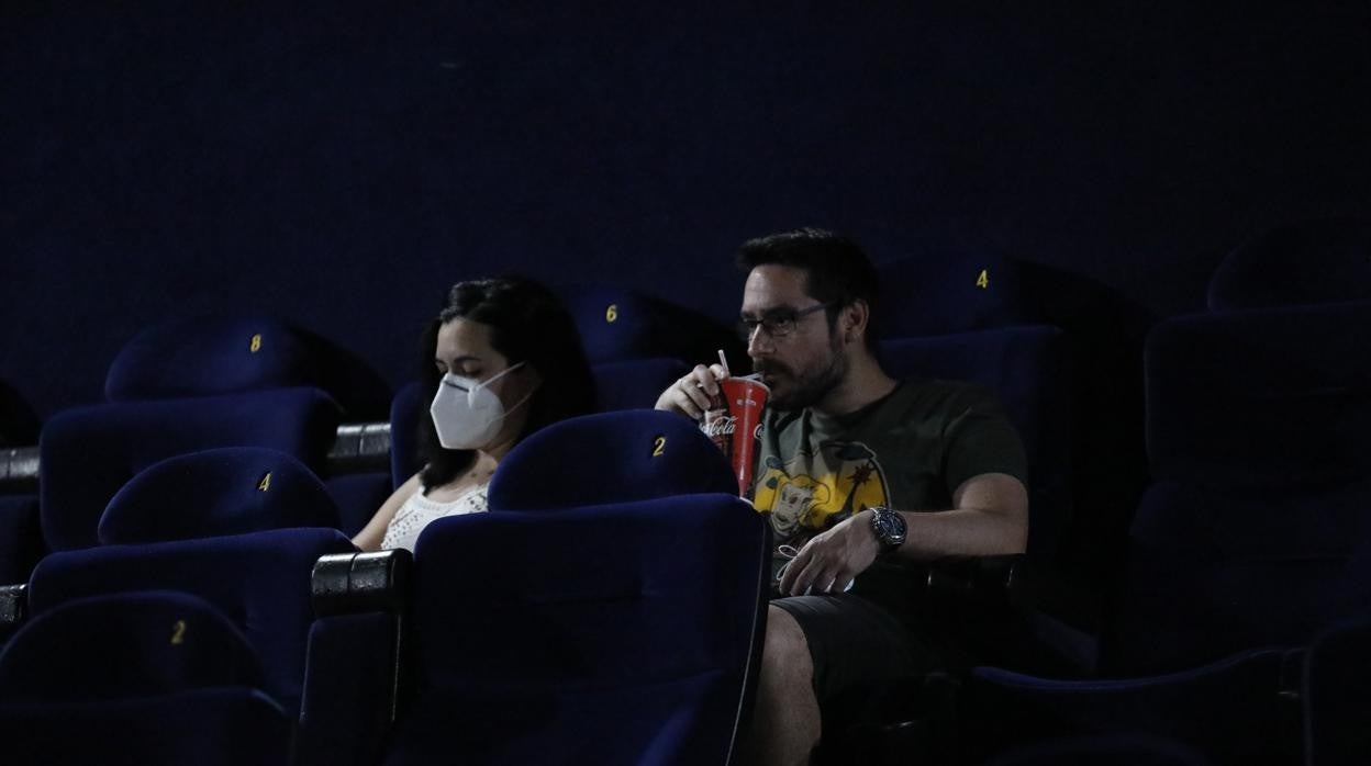 Dos personas en un cine de Córdoba tras la reapertura en julio de 2020