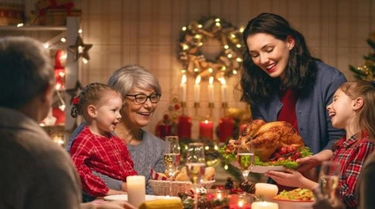 Una familia durante la cena de Navidad