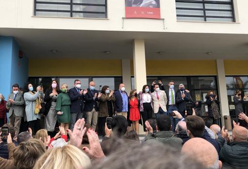 Del Cid en la puerta del Ayuntamiento recibiendo los aplausos de sus seguidores