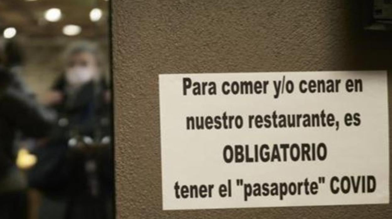 Un local muestra el requisito de pasaporte Covid en la puerta