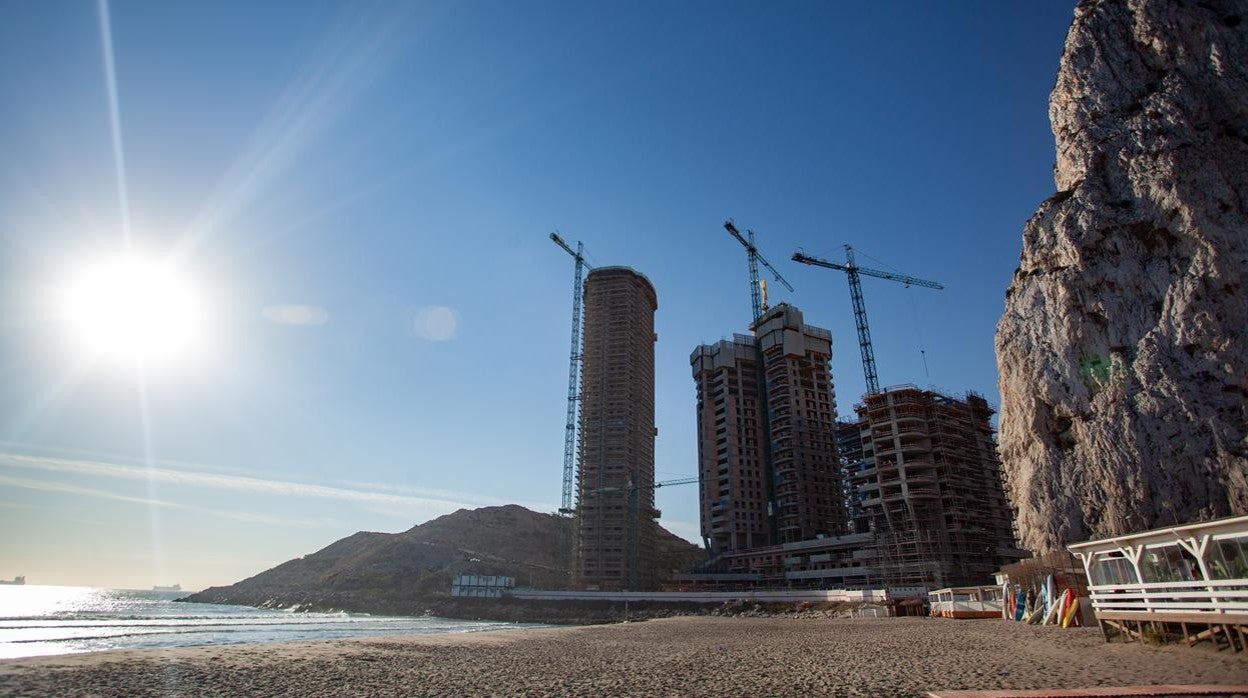 Imagen de las torres que levanta Gibraltar sobre una lengua de terreno ganada al mar