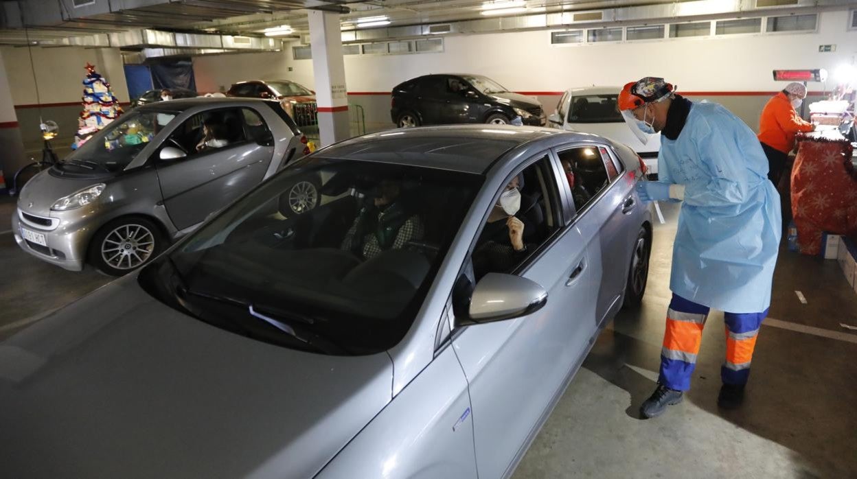 Un profesional sanitario realiza una prueba PCR en el autoCovid del centro de salud Castilla del Pino