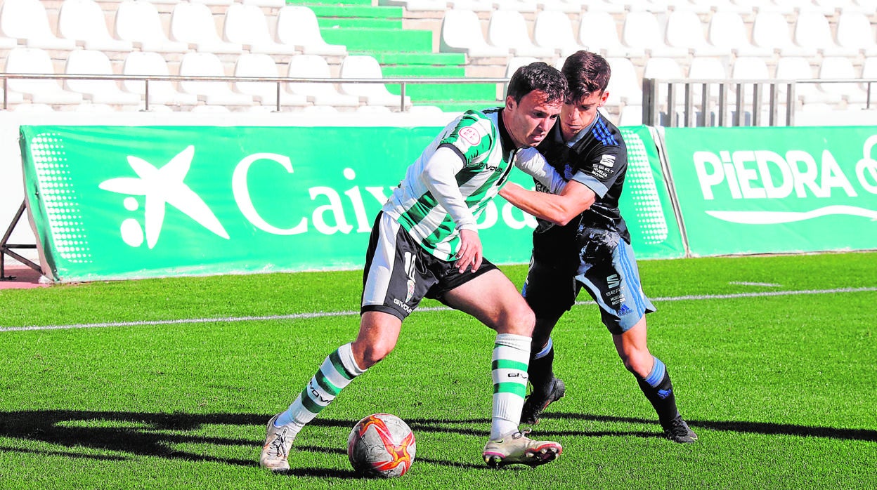 El extremo del Córdoba B Ale Marín, en el partido ante el Recreativo en El Arcángel