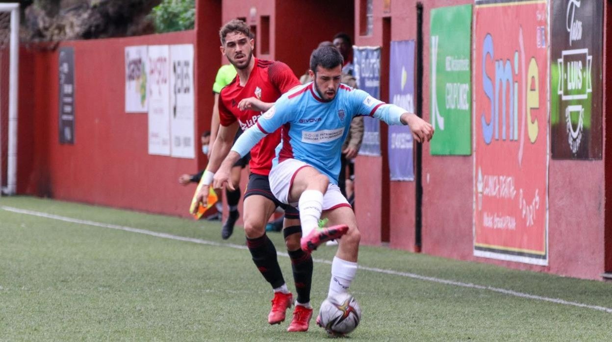 Carlos Puga controla el balón en una acción del Córdoba CF ante el CD Mensajero