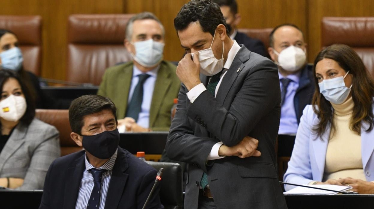 El presidente Juanma Moreno, a su lado el vicepresidente Juan Marín, hoy en el Parlamento