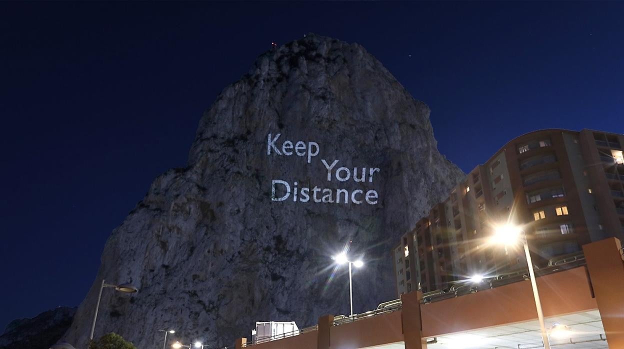 Mensaje sobre el Peñón de Gibraltar en el que se recomienda guardar la distancia de seguridad