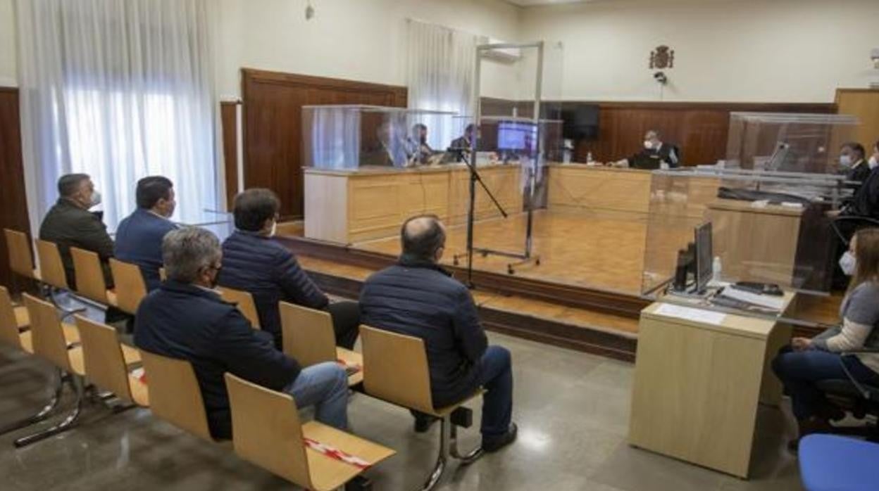 Los ex alcaldes del PSOE y del PP durante el juicio, el pasado marzo en Huelva