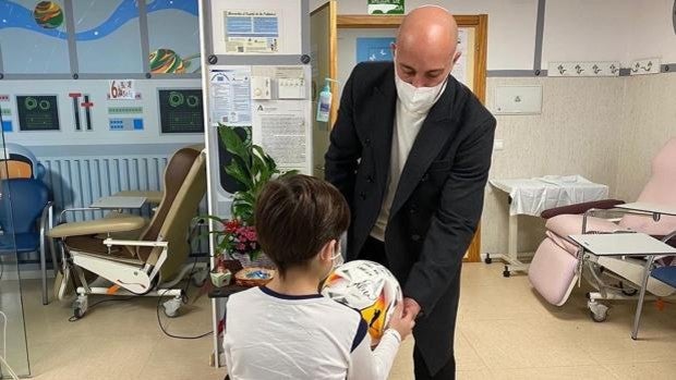 El portero cordobés Pepe Reina reparte regalos entre los niños hospitalizados en el Reina Sofía