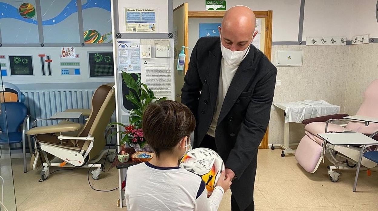 El portero cordobés Pepe Reina entrega un balón a un niño en el Reina Sofía