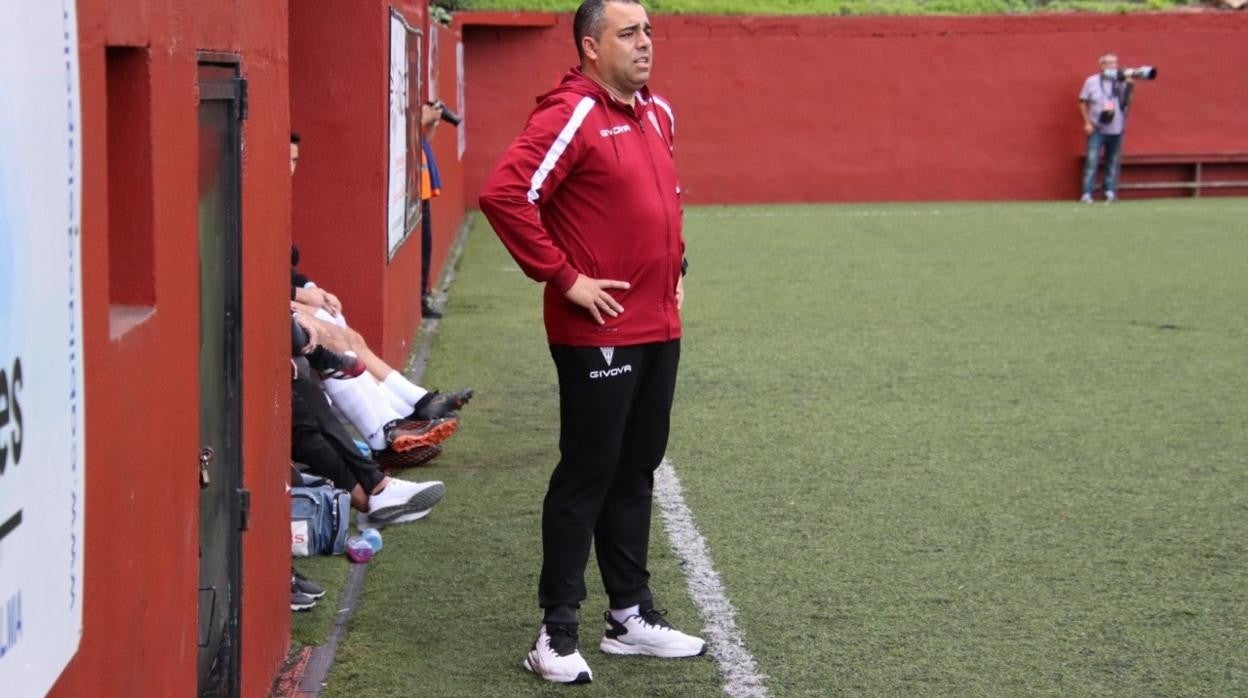 German Crespo observando desde el banquillo el partido contra el CD Mensajero