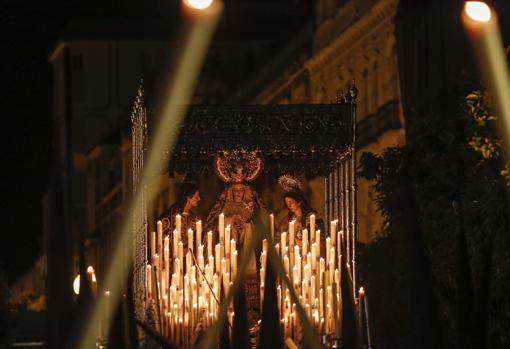 Paso de palio de Nuestra Señora del Desconsuelo en su Soledad