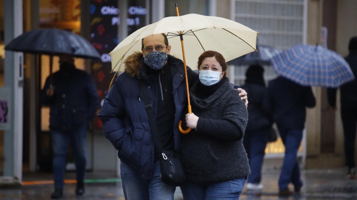 Una pareja bajo el paraguas este 24 de diciembre en Córdoba