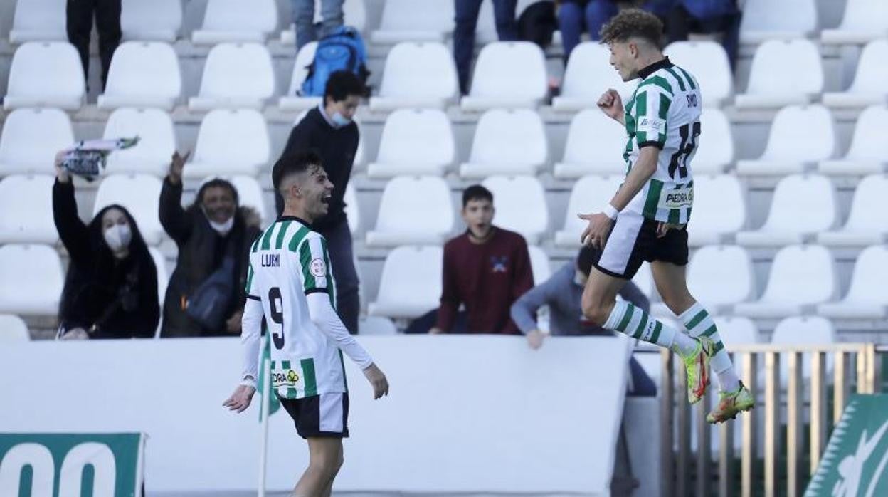 Luismi y Simo celebran un gol en El Arcángel