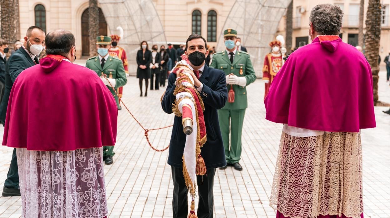 El concejal de menor edad, Carlos Sánchez, ha portado el estandarte de la ciudad de Almería.