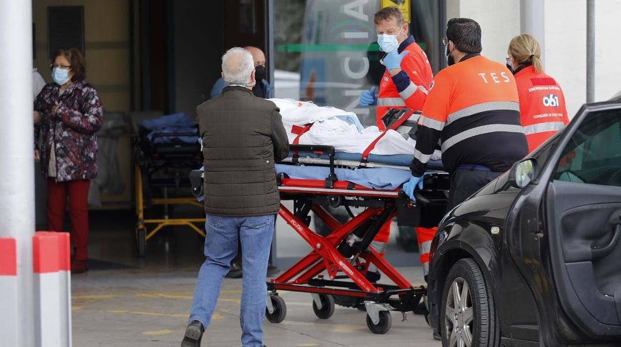 Profeionales sanitarios realizan un ingreso en las Urgencias del hospital Reina Sofía de Córdoba