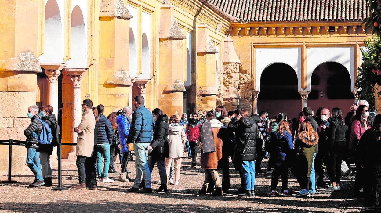 Turistas en la puerta de la Mezquita-Catedral