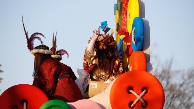 Una Cabalgata de Reyes en Córdoba sin caramelos, con el 30% menos de figurantes y distancia en las carrozas