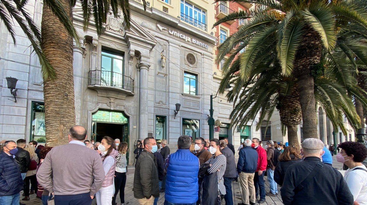 Protesta ante la sede de la Fundación Unicaja