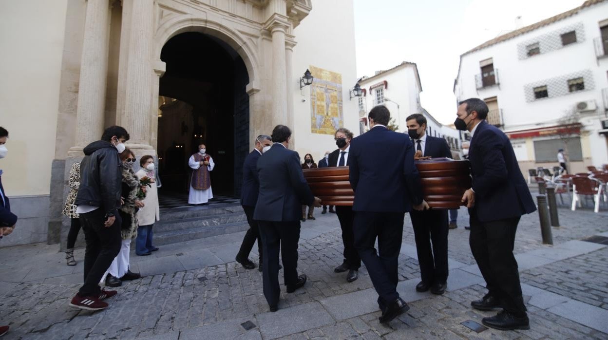 El féretro de Amador Jover entra a la parroquia de la Trinidad para su funeral