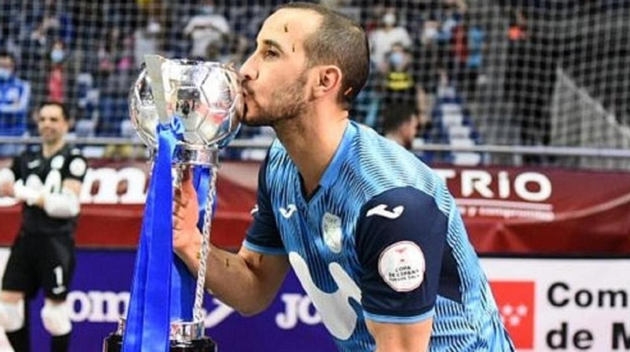 Boyis, levantando su trofeo liguero conseguido con el Inter Movistar