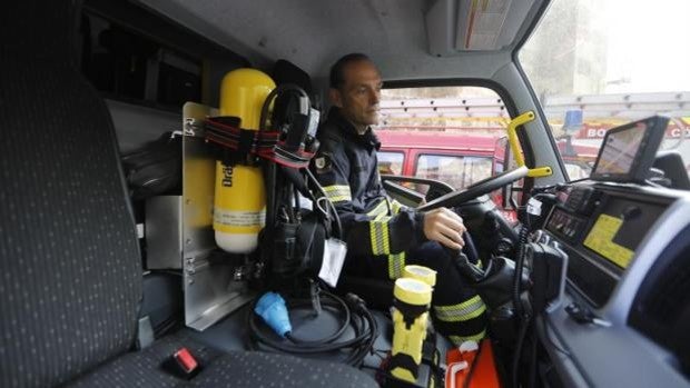 Los bomberos rescatan a un bebé de dos meses del interior de un coche en la zona de María la Judía de Córdoba