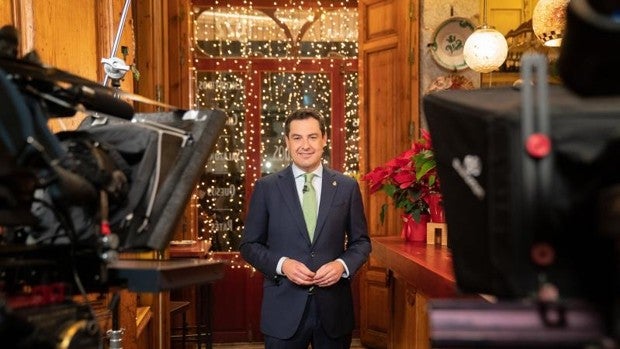 Juanma Moreno augura un 2022 con «grandes alegrías» en el que se recupere una vida «casi normal»