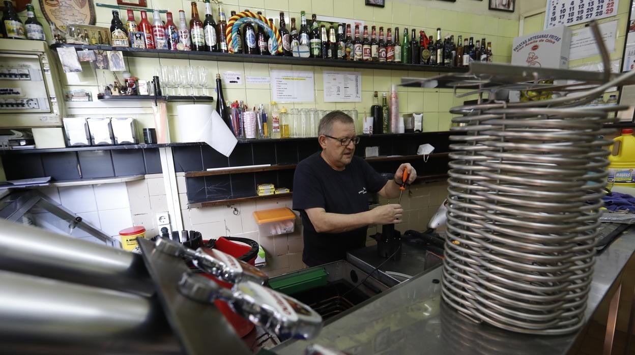 Manolo Carrasco, en el bar El Correo de Córdoba