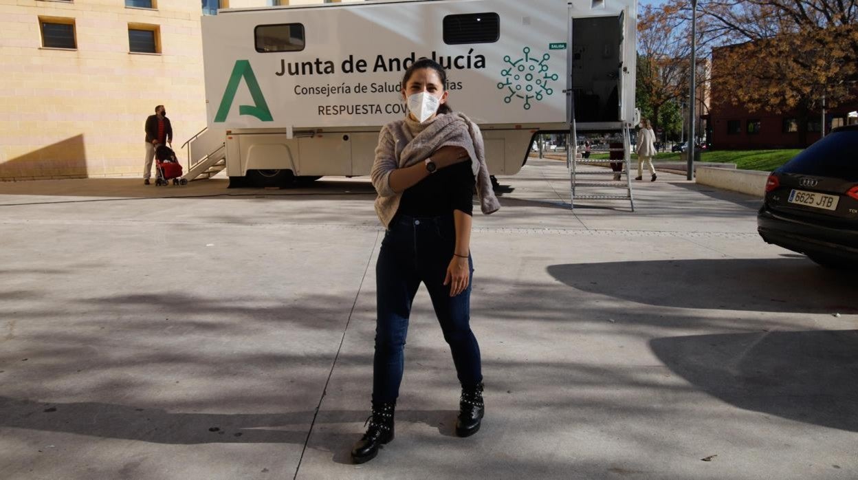 Una mujer, tras recibir la vacuna junto a Vista Alegre