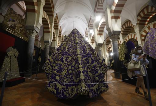 Manto morado de Nuestra Señora de las Angustias, en la exposición 'Arte y cofradías en Córdoba'