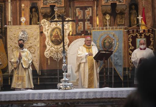 El obispo, Demetrio Fernández, durante la misa con las hermandades de gloria en mayo